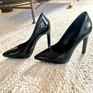 Never worn Michael Kors Classic black pump. slight platform in size 7.